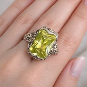 Stunning ~ 18K ge ~ light Lime Green Stone Ring 💍.